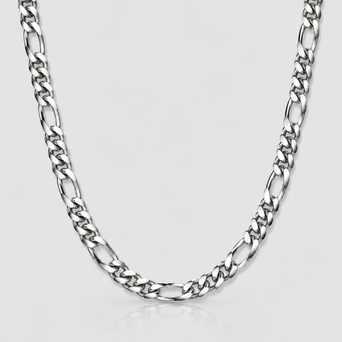 Unveiled 5mm Figaro chain in stainless steel silver on a light grey studio background